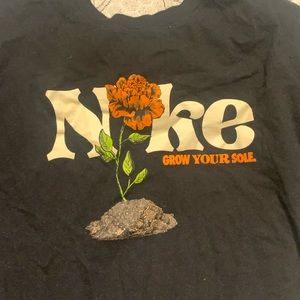 NIKE GRAPHIC TEE